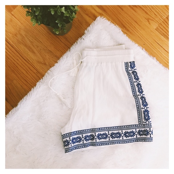 Romeo & Juliet Couture Pants - SALE!! Embroidered Shorts Size Sm